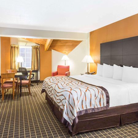 Baymont By Wyndham Muskegon Hotell Exteriör bild
