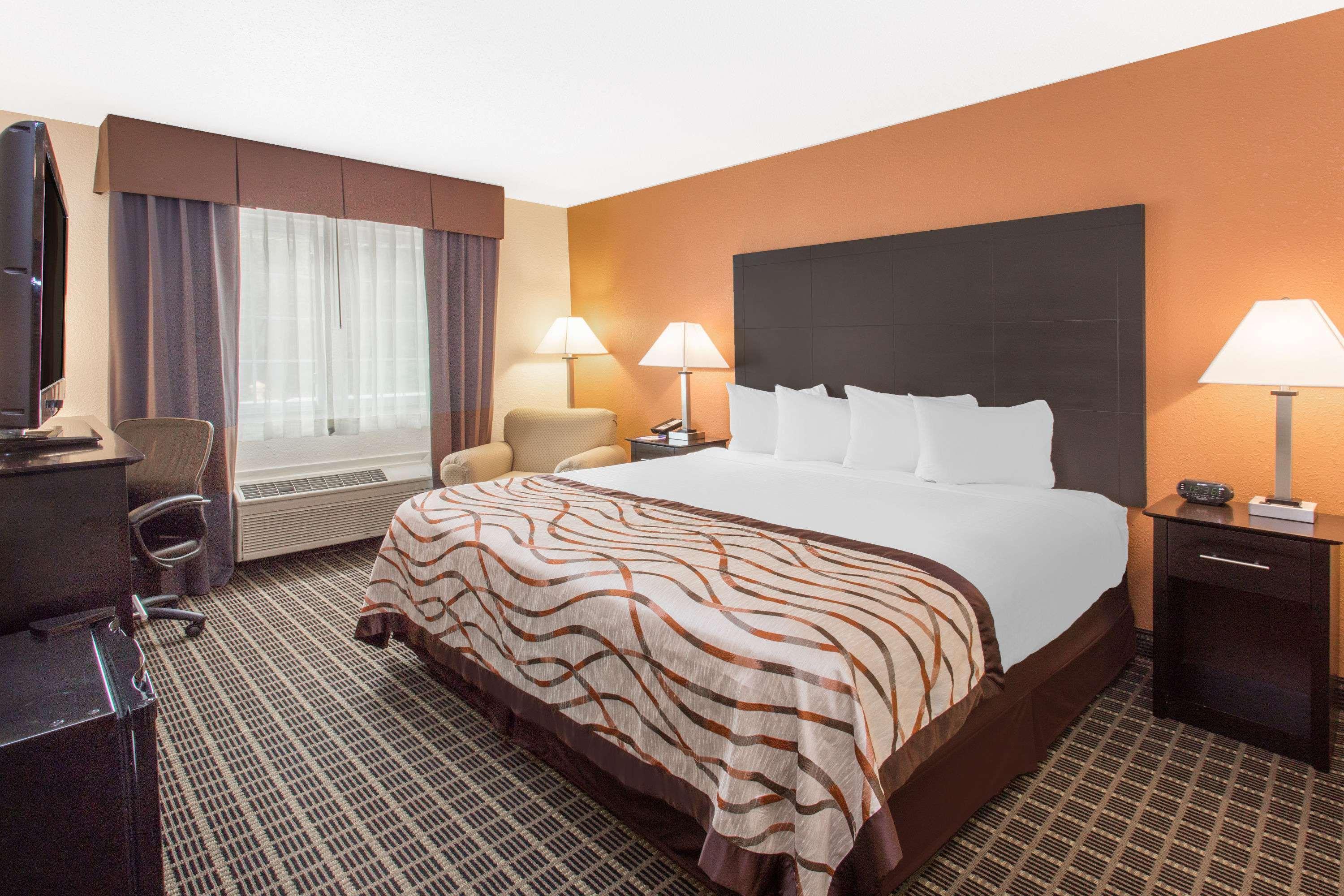 Baymont By Wyndham Muskegon Hotell Exteriör bild