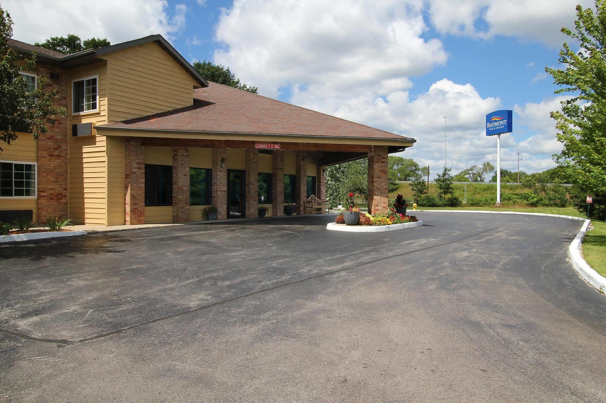 Baymont By Wyndham Muskegon Hotell Exteriör bild